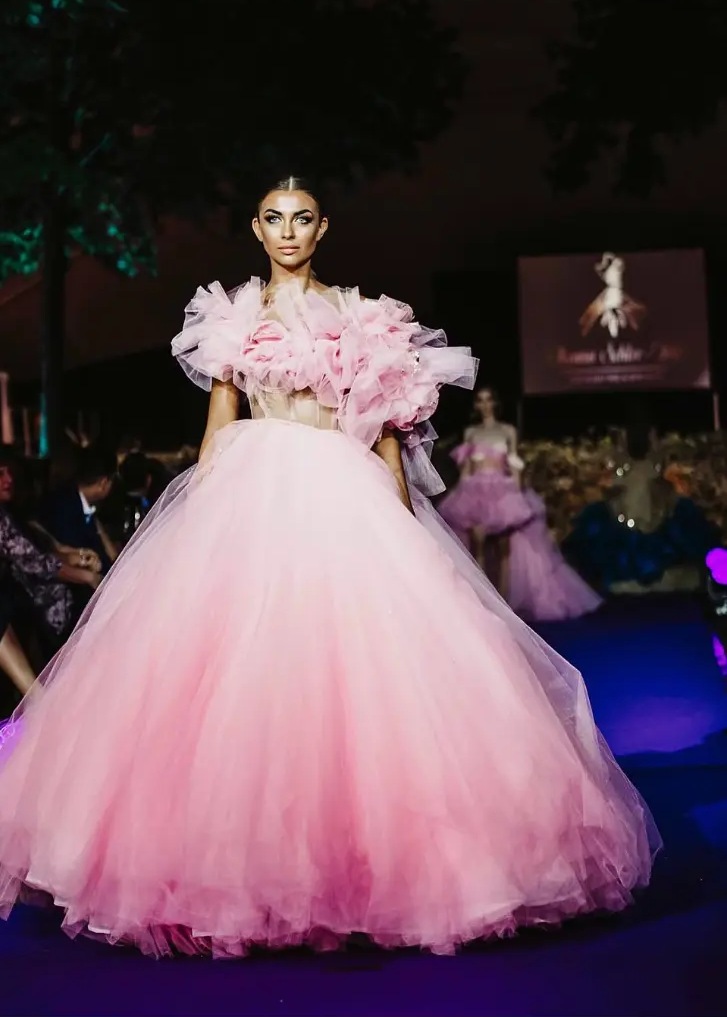 Patricia Rath auf dem Runway im rosafarbenen Couture-Kleid